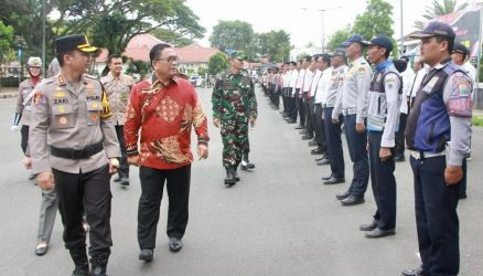 Kapolres bersama Wakil Bupati Lebak sedang melakukan pemeriksaan kesiapan para personel, pasca melaksanakan apel Gelar Pasukan Ketupat Maung 2025, di Alun-alun Rangkasbitung, Kamis (20/3).