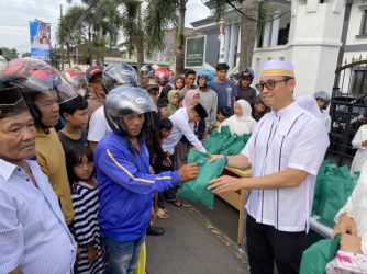 Kepala Kejari Pandeglang Aco Rahmadi Jaya sedang memberikan takjil kepada masyarakat sekitar di depan Kantor Kejari Pandeglang, Kamis (20/3).