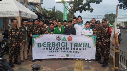 Lintas OKP di Kecamatan Setu melaksanakan kegiatan berbagi takjil.