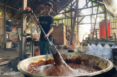 Proses pembuatan dodol betawi di rumah produksi Titi Mugi Jaya yang berada di wilayah Cilenggang, Serpong.