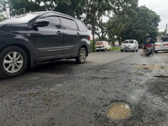 Kondisi Ruas Jalan Bypass kewenangan pemerintah pusat di Kabupaten Lebak, terlihat rusak parah yang hingga saat ini tak kunjung diperbaiki, Senin (10/3).