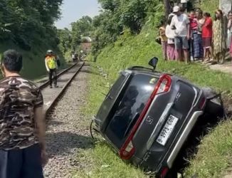 Kondisi mobil pasca terpental dihantam Kereta Api jalur Rangkasbitung-Merak. Kini kendaraan itu telah dilakukan evakuasi oleh pihak Satlantas Polres Lebak, Selasa (18/3).