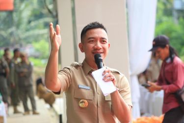 Bupati Kabupaten Lebak, Hasbi Asyidiki Jayabaya sedang memberikan sambutan di acara pasar murah di Pasar PKL Kandangsapi Rangkasbitung, Senin (24/3).