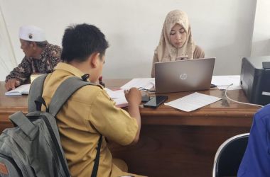 Salah seorang ASN Pemkab Pandeglang sedang menyerahkan zakat fitrah ke Baznas Kabupaten Pandeglang, Rabu (5/3).