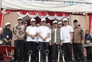 Menko PMK Pratikno (memakai rompi) saat peletakan batu pertama pembangunan RSUD di Nias. Foto : Ist