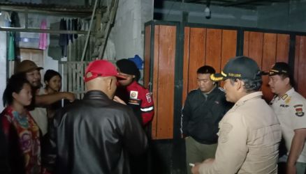 Petugas Satuan Polisi Pamong Praja (Satpol PP) Kabupaten Tangerang tampak menggelar razia penyakit masyarakat di sejumlah rumah kost yang diduga menjadi lokasi praktik prostitusi di Desa Suka Asih, Kecamatan Pasar Kemis pada Rabu (5/3) malam.