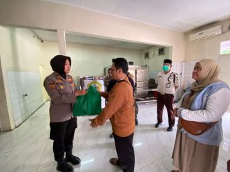 Polean Polres Tangsel berikan santunan kepada keluarga korban kebakaran di Tangsel.