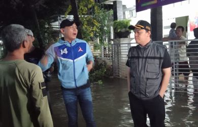 Anggota DPRD Tangsel Julham Firdaus saat meninjau banjir di Perumahan Puri Bintaro Indah, Sabtu malam (8/3).