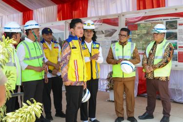 Gubernur Banten Andra Soni, sedang menyampaikan harapan masyarakat Banten ke Wapres RI Gibran Rakabuming Raka, saat meninjau progres pembangunan tol Serang-Panimbang (Serpan) di Kecamatan Cikulur, Kabupaten Lebak, Kamis (6/3).(pal)