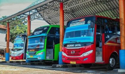 Menunggu para penumpang yang hendak ke Jakarta, Bus AKAP terparkir di terminal Kadubanen, Kabupaten Pandeglang, Minggu (16/3).