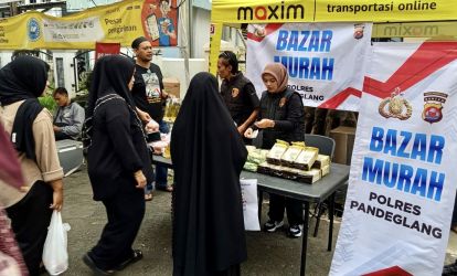 Warga sedang menyerbu bazar murah yang dijajakan Polres Pandeglang di lingkungan acara Kadaharan Buka Puasa Pokja Wartawan (Porwan) Pandeglang, Sabtu (8/3).(pal)