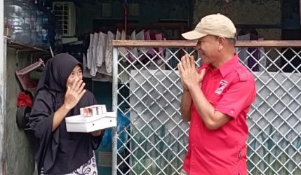 Anggota DPRD Kota Tangsel dari Fraksi PSI, Alex Prabu saat meninjau lokasi banjir di Pesona Serpong. (dra)