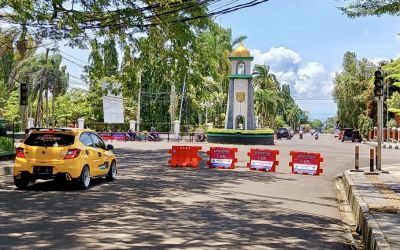 Akibat traffic light mati total, Jalan Raya Kesehatan, jalur Pandeglang-Rangkasbitung dan Labuan, ditutup oleh road barrier, Minggu (16/3).