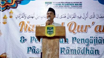 Wabup Pandeglang Iing Andri Supriadi sedang memberikan sambutan di acara Nuzulul Qur'an di Pondok Pesantren Malnu Kebon Jeruk Menes, Kabupaten Pandeglang, Sabtu (22/3).