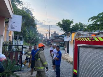 Sejumlah petugas Damkar Lebak saat berusaha menangani kebakaran di kawasan BTN Pepabri Blok A 10, Kampung Bojong Leles, Desa Bojong Leles, Kecamatan Cibadak, Kamis (13/3)