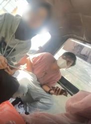Seorang pria terekam kamera diduga lakukan masturbasi di dalam angkot.