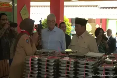 Bill Gates bersama Presiden Prabowo saat melihat program MBN di SDN Jati 03. Foto : Ist