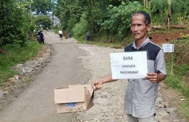 Masyarakat di wilayah Kampung Jaha, Desa Kadubelang, Kecamatan Mekarjaya, Kabupaten Pandeglang, sedang bergotong royong sambil meminta swadaya ke pengguna jalan di wilayah tersebut, beberapa waktu lalu.