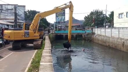 Dinas SDABMBK Tangsel lakukan pengerukan sedimentasi aliran sungai di Kampung Bulak, Pondok Aren, Kamis (15/5)