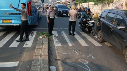 Polisi tengah lakukan olah TKP Kecelakaan yang menyebabkan satu pengendara sepeda motor meninggal dunia.