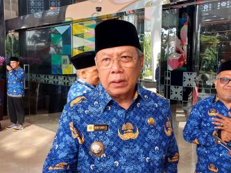 Wali Kota Tangsel, Benyamin Davnie saat menyatakan terjadinya deflasi di Tangsel, Kamis (22/5)