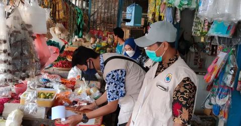 Pihak Disperindag Lebak, sedang mengecek harga dan memeriksa bahan makanan di Pasar Kabupaten Lebak, beberapa waktu lalu