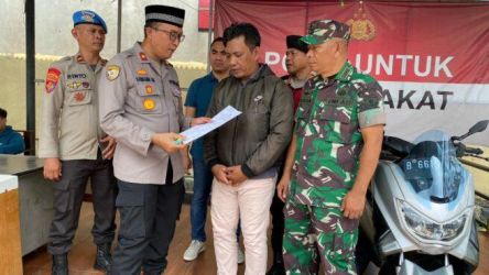 Polsek Ciputat Timur kembalikan sepada mtoro yang sempat dicuri kepada korban.