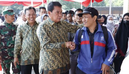 Bupati Tangerang, Moch. Maesyal Rasyid terlihat sedang berjabat tangan dengan salah satu warga Kabupaten Tangerang yang berada di kegiatan Naker Fest 2025, di Kantor Dinas Tenaga Kerja (Disnaker) setempat pada Rabu (7/5).