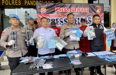 Pihak Polres Pandeglang sedang menunjukan barang bukti hasil penangkapan dari tangan para pelaku pengedar sabu-sabu, saat press release di halaman Polres Pandeglang, Senin (26/5).