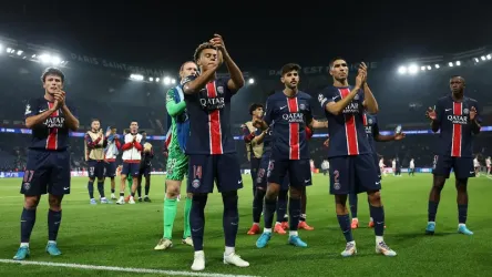 Selebrasi skuad PSG usai menang 2-1 dari Arsenal. Foto : Ist