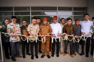 Gubernur Banten Andra Soni, didampingi jajarannya dan para tamu undangan lainnya, telah meresmikan RSUD Uwes Qorny Cilograng dengan simbolis menggunting bunga melati, Senin (26/5)
