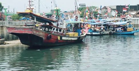 Kapal milik nelayan di wilayah Kecamatan Labuan, Kabupaten Pandeglang, sedang bersandar di Muara Sungai Cipunten Agung, Rabu (7/5).