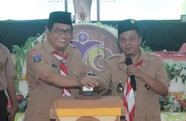 Wabup Lebak Amir Hamzah bersama Pengasuh Ponpes La Tansa, KH. Adrian Mafatihallah Kariem, secara simbolis menekan tombol sirine tanda dibukanya acara Jambochil.