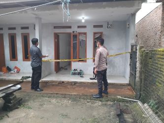 Pihak kepolisian sedang melakukan penyelidikan dan memberi garis polisi di rumah kontrakan yang menjadi TKP pria inisial M ditemukan tewas gantung diri, kemarin.