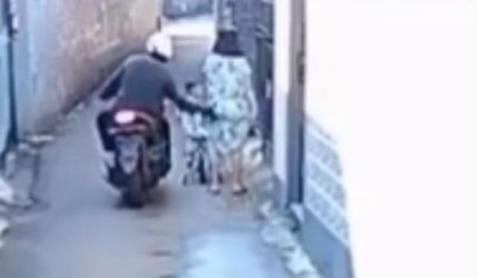 Video rekaman CCTV aksi pelecehan viral di media sosial. Polisi kini buru pelecehan tersebut.