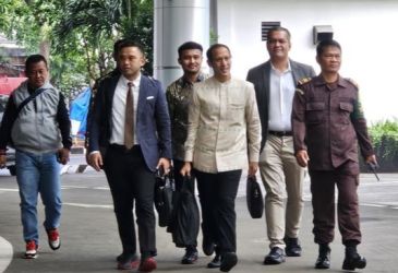Mantan Menteri Nadiem Makarim saat tiba di kantor Kejagung. Foto : Ist