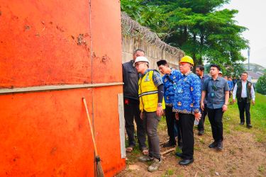 Wakil Wali Kota Tangsel, Pilar Saga Ichsan saat meninjau aliran sungai di Perumahan Citra Prima Serpong 2, Setu, Selasa (3/6).