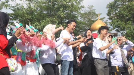 Sekitar 1.500 warga bersama Koalisi Masyarakat Peduli Sampah (Kompas) ambil bagian dalam kegiatan deklarasi bebas sampah plastik, di Alun-alun Kota Serang, Selasa (17/6/2025).(Istimewa)
