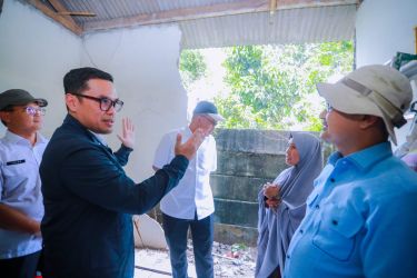 Wakil Wali Kota Tangsel, Pilar Saga Ichsan saat mengunjungi rumah Bu Endang di Jombang, Kamis (12/6)