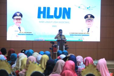 Wali Kota Tangerang, Sachrudin, tampak sedang sambutan dalam acara Puncak Peringatan Hari Lanjut Usia Nasional (HLUN) 2025 yang digelar di Aula Al-Amanah, Pusat Pemerintahan Kota (Puspemkot) Tangerang pada Selasa (10/6).