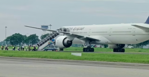 Pesawat Saudi yang mendapat ancaman bom mendarat di Bandara Kualanamu. Foto : Ist