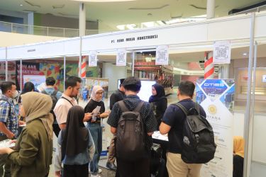 Pencari Kerja (Pencaker) di Kota Tangerang tampak memadati salah satu stand yang ada di Job Fair Bidang Konstruksi. Acara itu diselenggarakan oleh Pemerintah Kota (Pemkot) Tangerang bekerja sama dengan Habitat for Humanity Indonesia pada Sabtu (12/7).