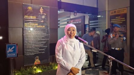 Gubernur Jatim Khofifah saat memberikan konferensi pers. Foto : Ist
