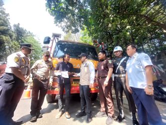 Razia yang dilakukan oleh petugas gabungan di Jalan Raya Serpong, Setu, Rabu (30/7). (tangselpos.id/rmn)