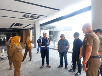 PPNS Satpol PP Tangsel, Yogi Ayudya, saat menegur pihak kontraktor yang tetap melanjutkan pekerjaan. (tangselpos.id/rmn)