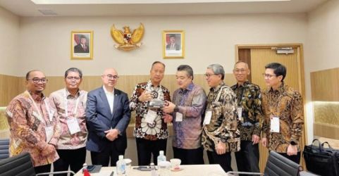 Menperin Agus Gumiwang Kartasasmita saat bertemu 3 produsen mobil Jepang. Foto : Ist