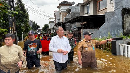 Benyamin Davnie meninjau langsung lokasi banjir terparah yang berlokasi di Perumahan Pondon Maharta, Pondok Aren, Selasa (8/7). (Ist)