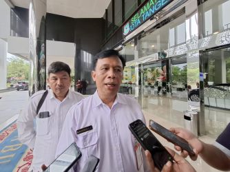 Kepala Disnaker Kota Tangsel, Sabam Maringan saat diwawancara di Puspemkot Tangsel, Rabu (16/7)