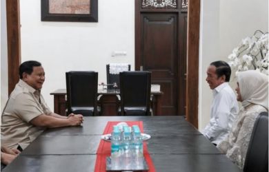 Presiden Prabowo terlibat perbincangan hangat bersama Manten Presiden ke 7 Jokowi di Solo, Minggu (20/7/2025). Foto : Ist