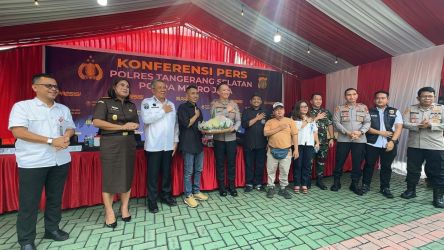PWI Kota Tangsel serahkan tumpeng ke Polres Tangsel, dalam rangka HUT Bhayangkara ke 79.